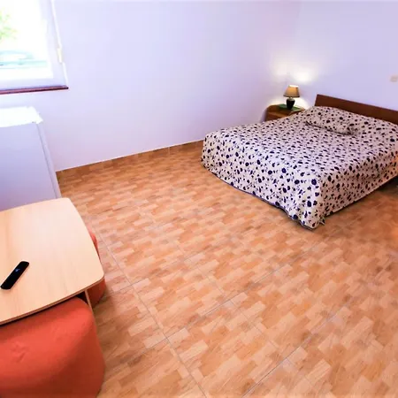 Gabrijela - Beachfront Apartamento Klek
