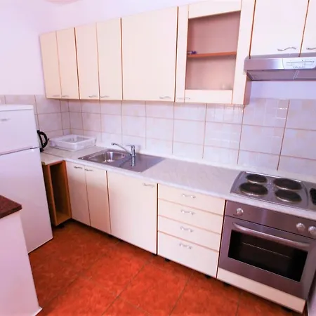 Gabrijela - Beachfront Apartamento Klek