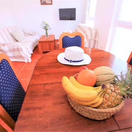 Gabrijela - Beachfront Apartamento Klek
